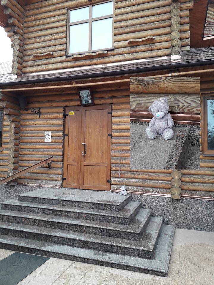 В Запорожье люди приносят куклы к церкви УПЦ МП, где отказались отпевать погибшего ребенка