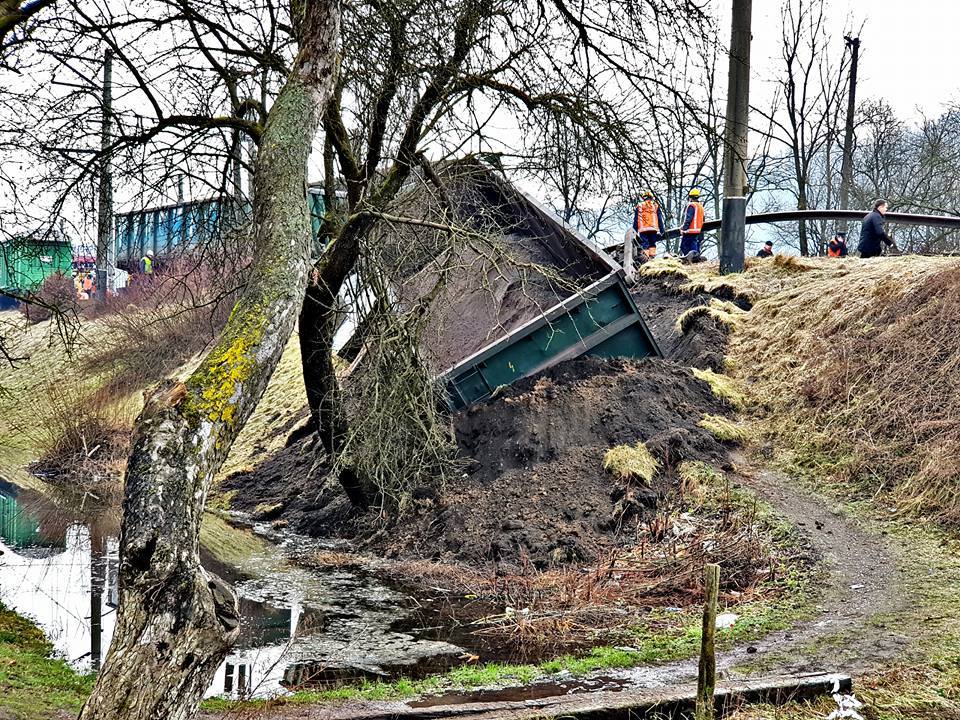 На Закарпатті потяг зійшов з рейок (відео)
