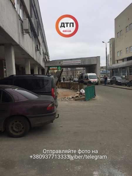 У Києві під стінами лікарні швидкої допомоги помер чоловік