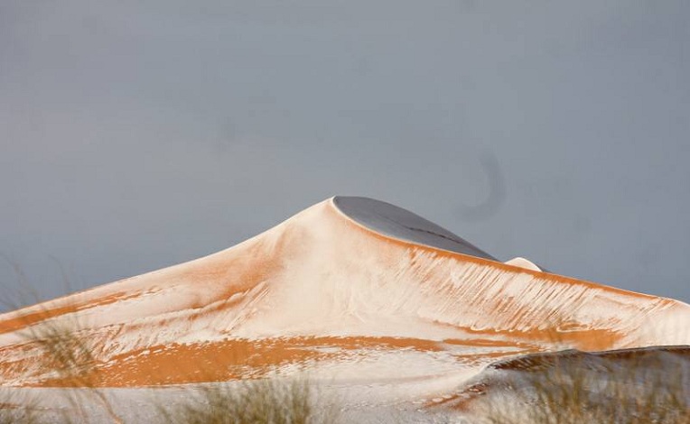 У пустелі Сахара випав сніг (фото)