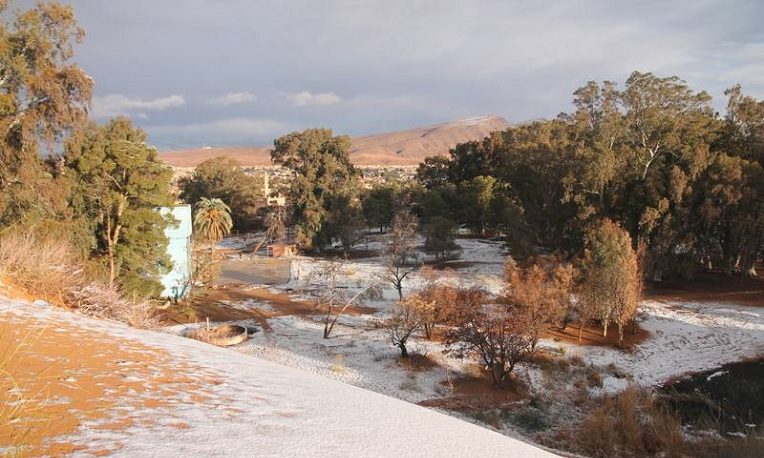 У пустелі Сахара випав сніг (фото)