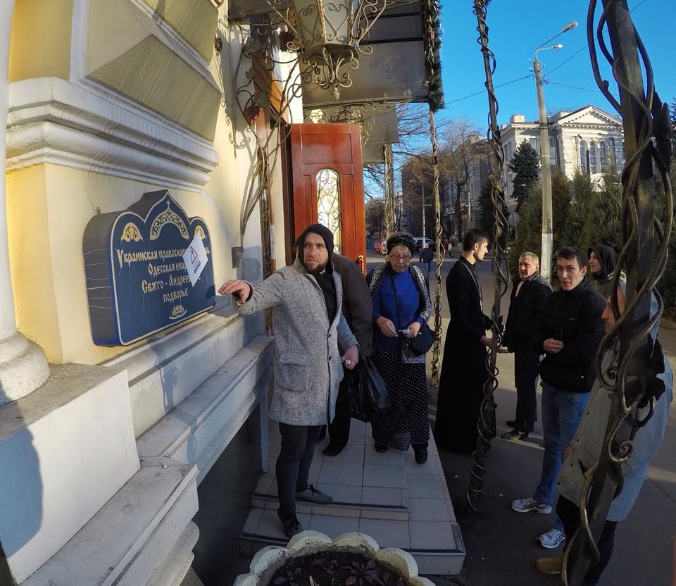 &quot;Може викликати вату головного мозку&quot;: в Одесі церкви УПЦ МП обклеїли красномовними наклейками