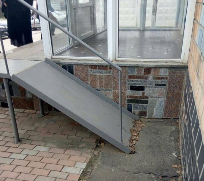"Хочеться, щоб автор сам скористався": поліція Кропивницького шокувала мережу встановленим пандусом для людей з інвалідністю
