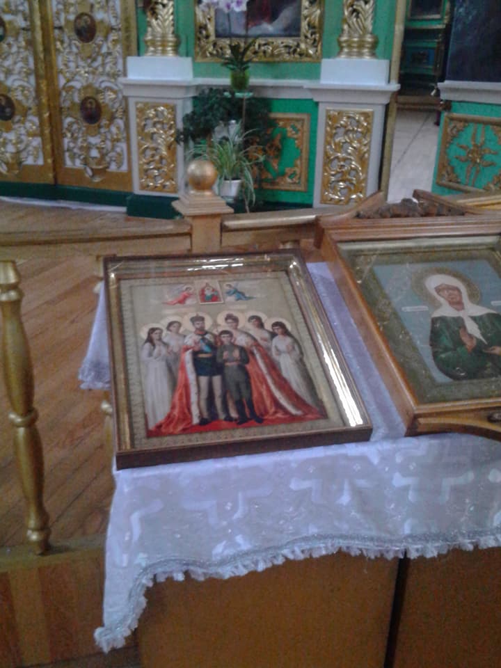 В одной из церквей Чернигова люди молятся царской семье и "отечеству"