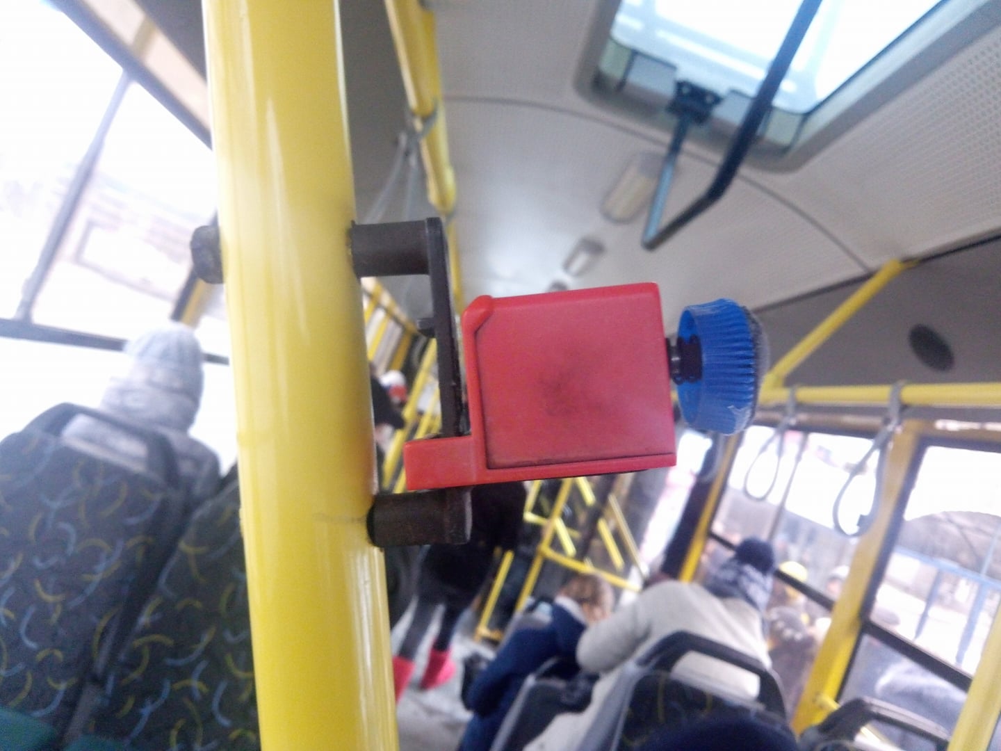 "Країна "Очманілі ручки": в київському тролейбусі здивували креативним рішенням (фото)