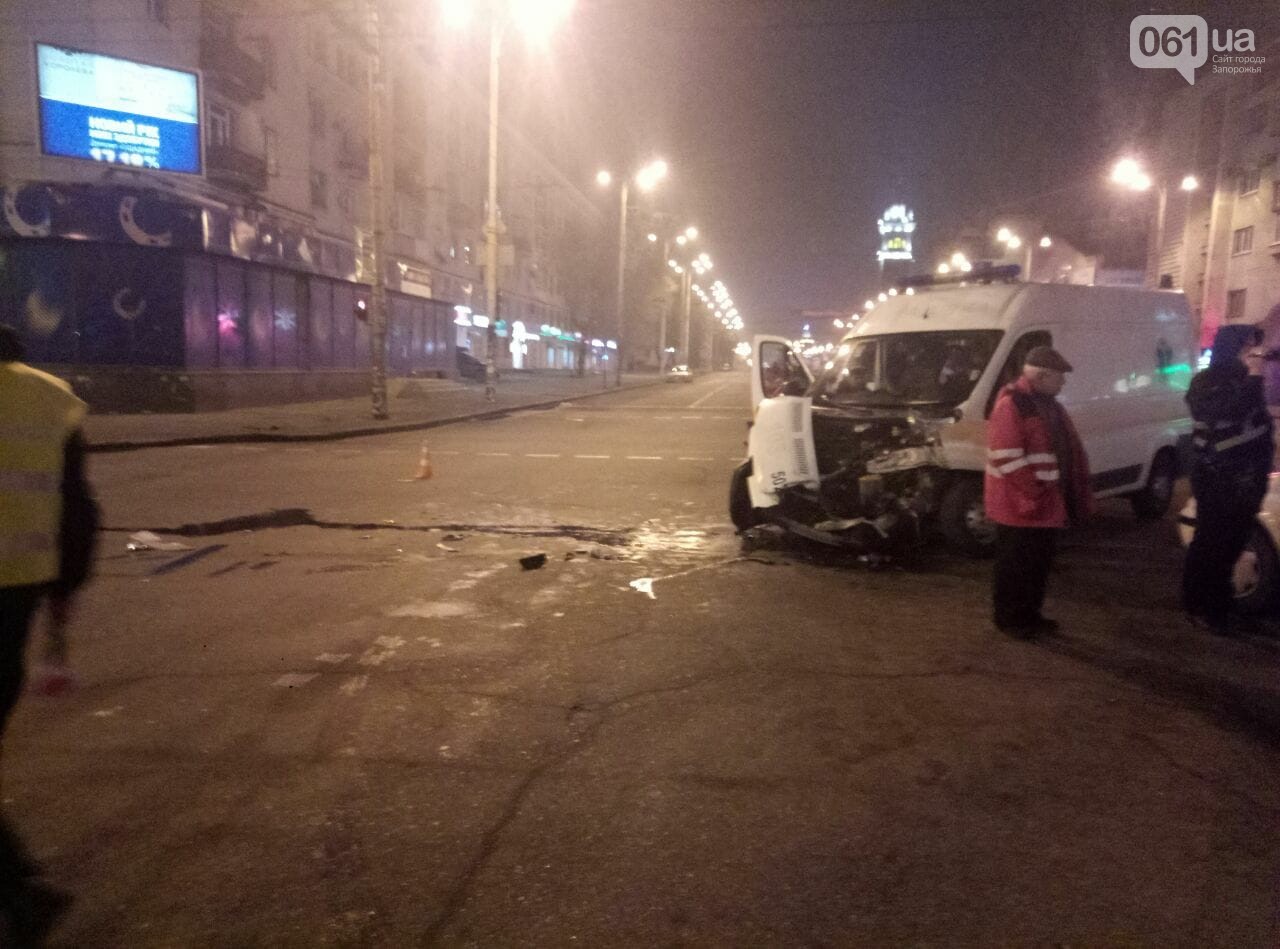 В Запорожье протаранили карету скорой помощи с пациентом (фото)