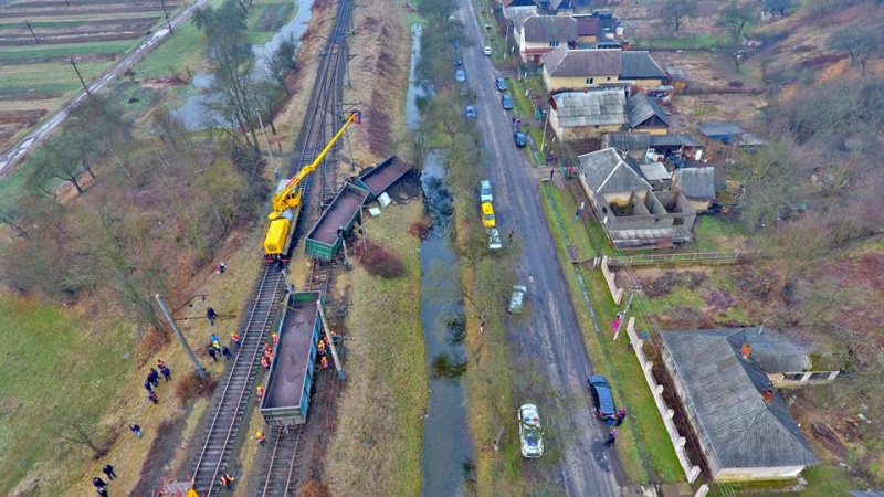 На Закарпатье поезд сошел с рельс (видео)