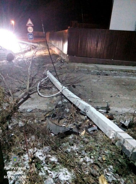 У Борисполі п'яна жінка за кермом знесла стовп і дерево