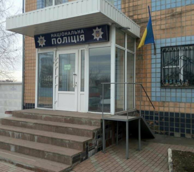 "Хочеться, щоб автор сам скористався": поліція Кропивницького шокувала мережу встановленим пандусом для людей з інвалідністю