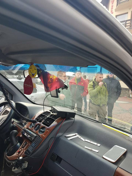 У Карпатах ветерани АТО покарали білоруських туристів через &quot;колорадську&quot; стрічку (фото, відео)