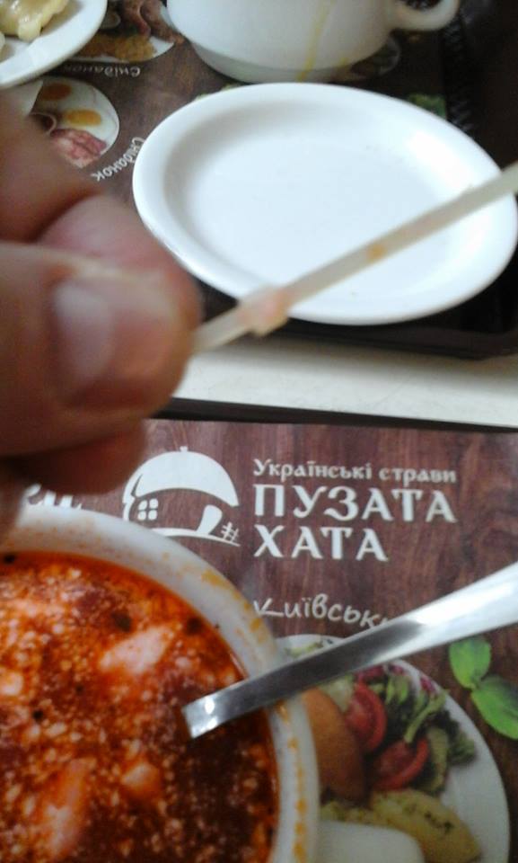 "Поліпропілен "альденте": у київському фаст-фуді подають борщ з невідомими предметами всередині