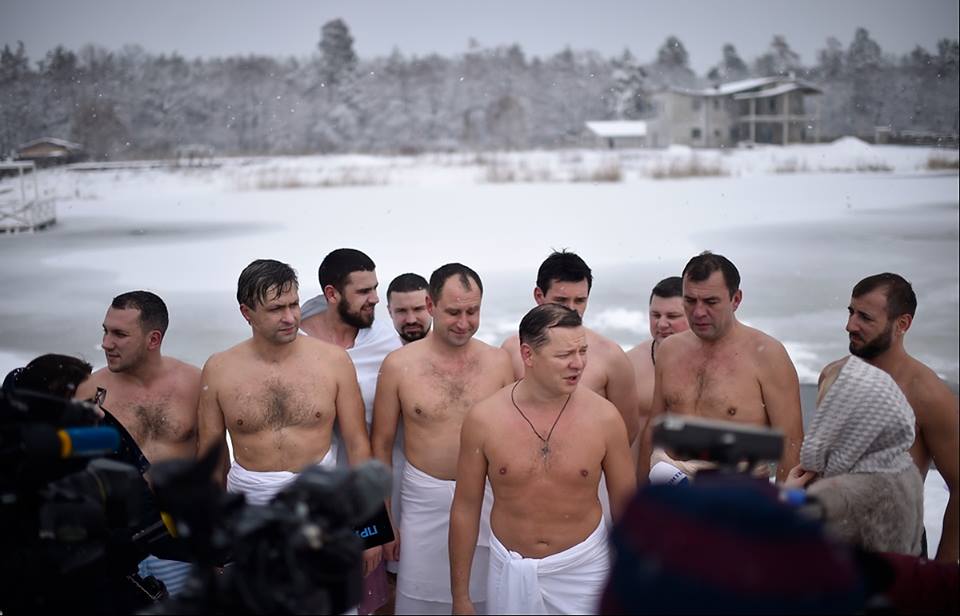 Крещение 2018: Ляшко едва не потерял плавки в проруби (видео)