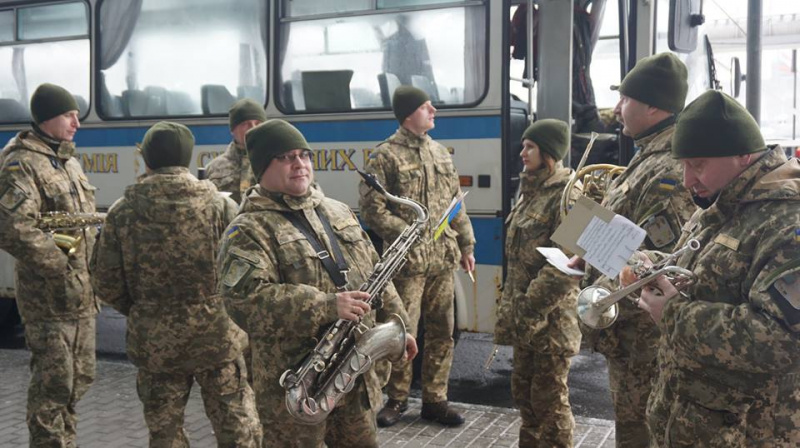 Відвідувачів львівського аеропорту вразив виступ військового оркестру