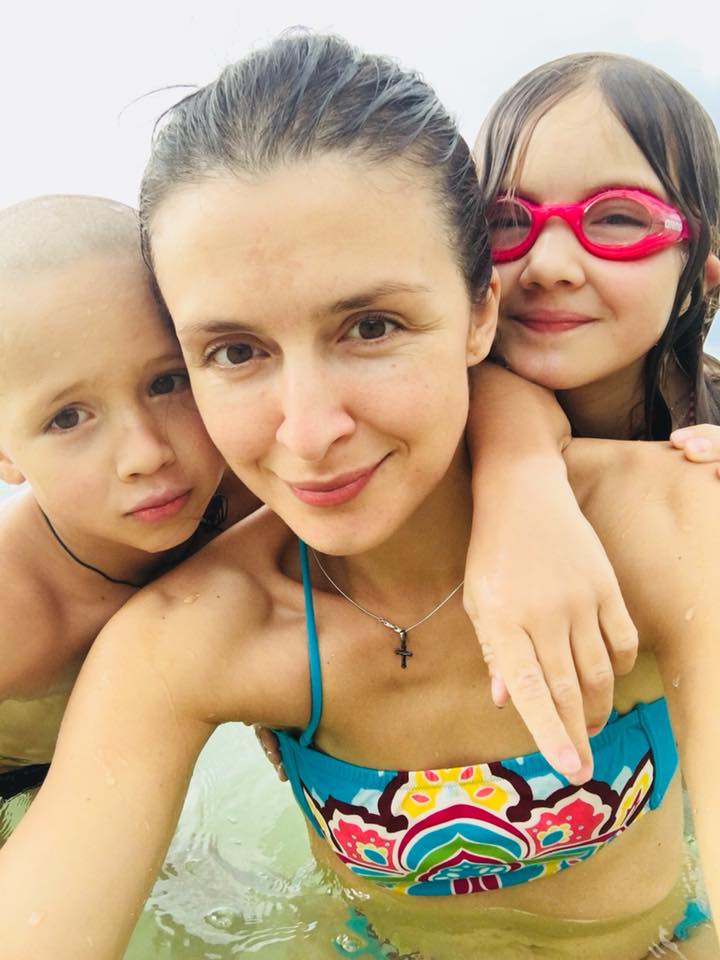 Известная украинская ведущая показала, как держит себя в форме (видео)