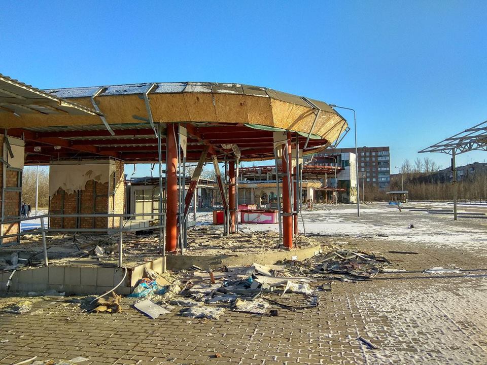 "Обшивку полностью ободрали": в сети показали, что осталось от автовокзала в Донецке