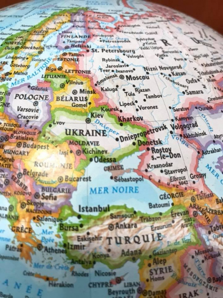 Во Франции обнаружили в продаже глобус с российским Крымом (фото)