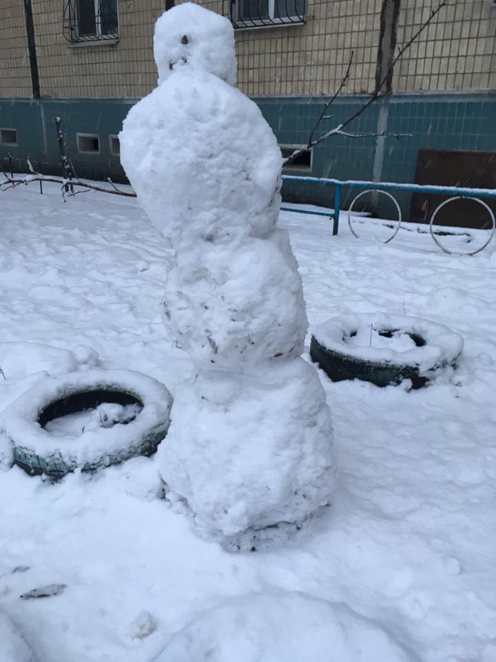 Трохи креативу: жителі Кривого рогу ліплять дивних істот з снігу