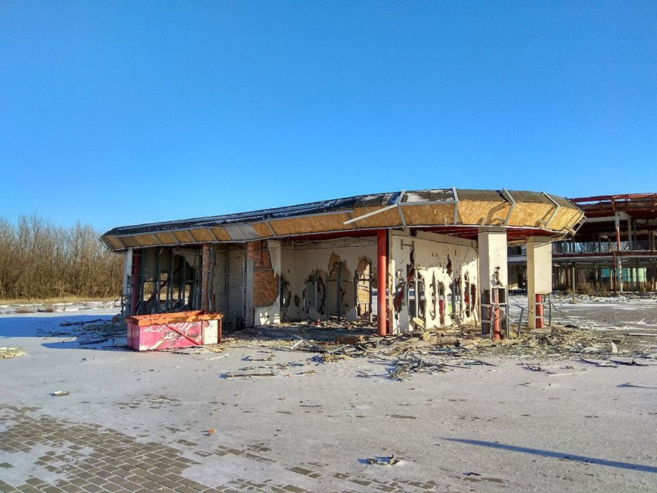 "Обшивку полностью ободрали": в сети показали, что осталось от автовокзала в Донецке