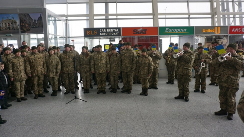 Відвідувачів львівського аеропорту вразив виступ військового оркестру