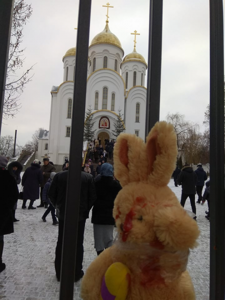 У Тернополі до собору УПЦ МП принесли закривавлені дитячі іграшки через ситуацію з відспівуванням дитини