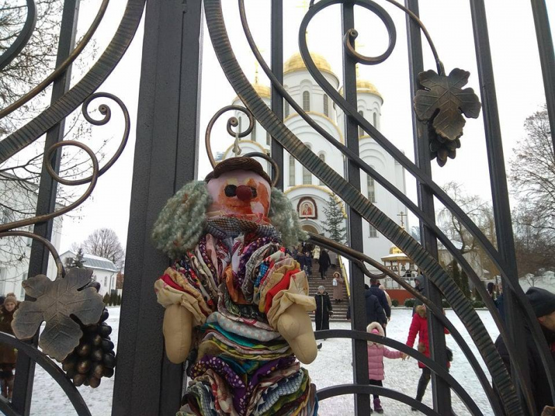 У Тернополі до собору УПЦ МП принесли закривавлені дитячі іграшки через ситуацію з відспівуванням дитини