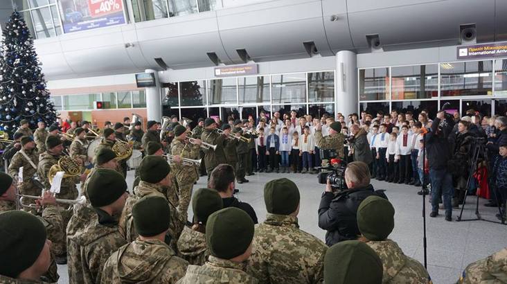 Відвідувачів львівського аеропорту вразив виступ військового оркестру