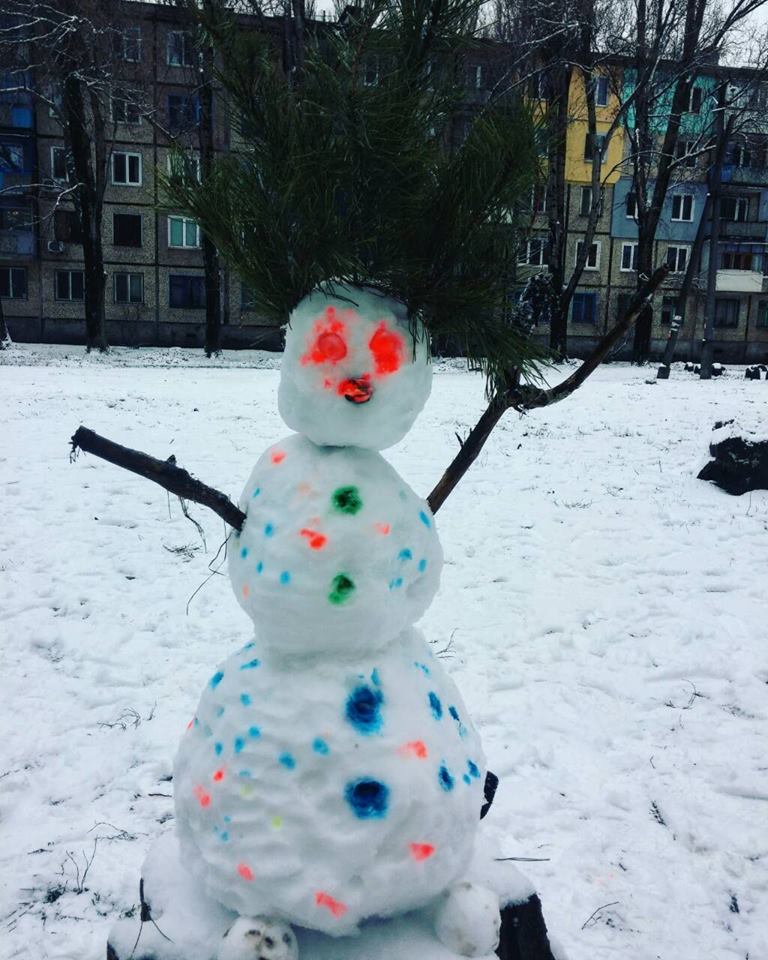 Трохи креативу: жителі Кривого рогу ліплять дивних істот з снігу