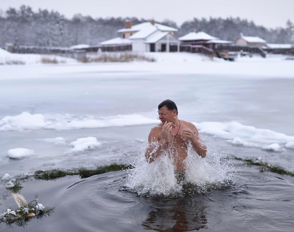 Крещение 2018: Ляшко едва не потерял плавки в проруби (видео)