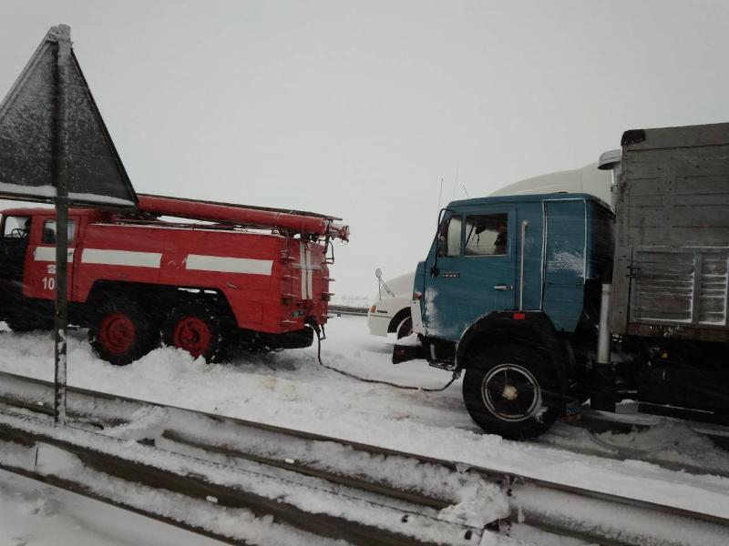 Снігопад в Україні у вражаючих фото і відео з мережі