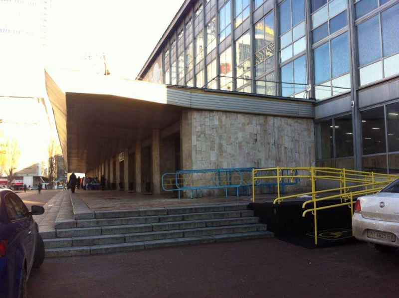 "Хочеться, щоб автор сам скористався": поліція Кропивницького шокувала мережу встановленим пандусом для людей з інвалідністю