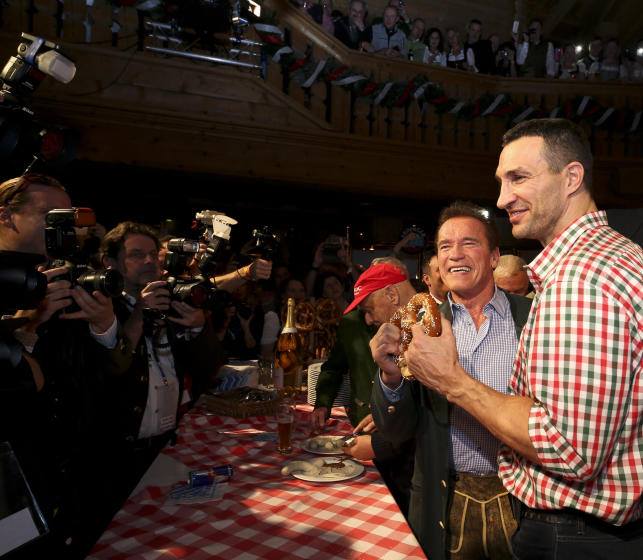 Кличко і Шварценеггер не поділили крендель під час вечірки