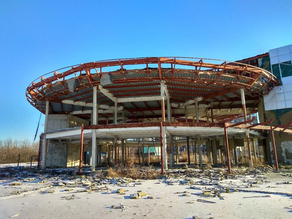 "Обшивку полностью ободрали": в сети показали, что осталось от автовокзала в Донецке