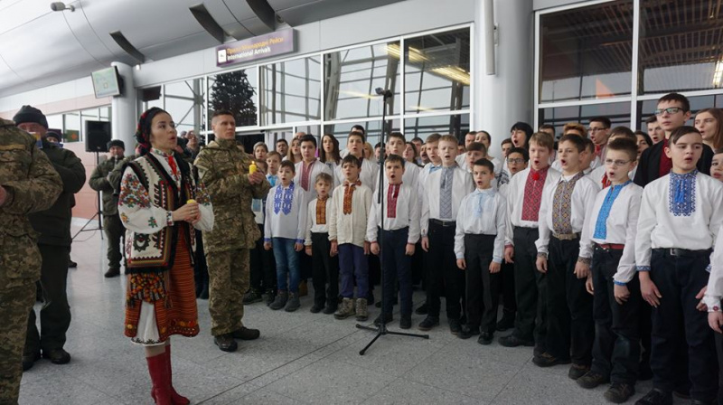 Відвідувачів львівського аеропорту вразив виступ військового оркестру