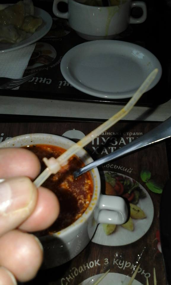 &quot;Поліпропілен &quot;альденте&quot;: у київському фаст-фуді подають борщ з невідомими предметами всередині