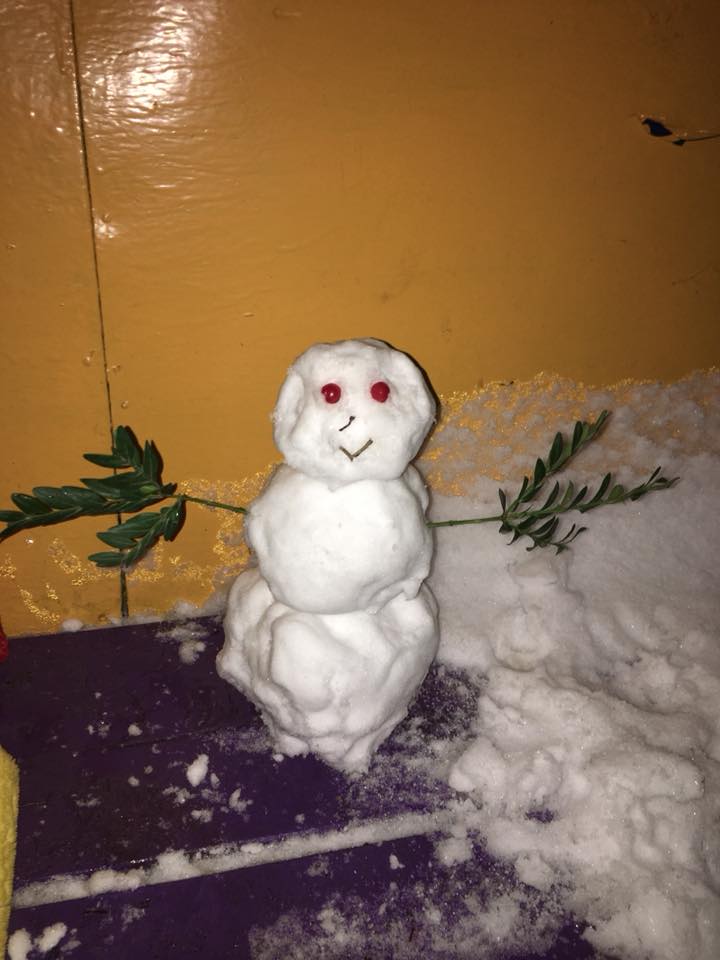 Трохи креативу: жителі Кривого рогу ліплять дивних істот з снігу