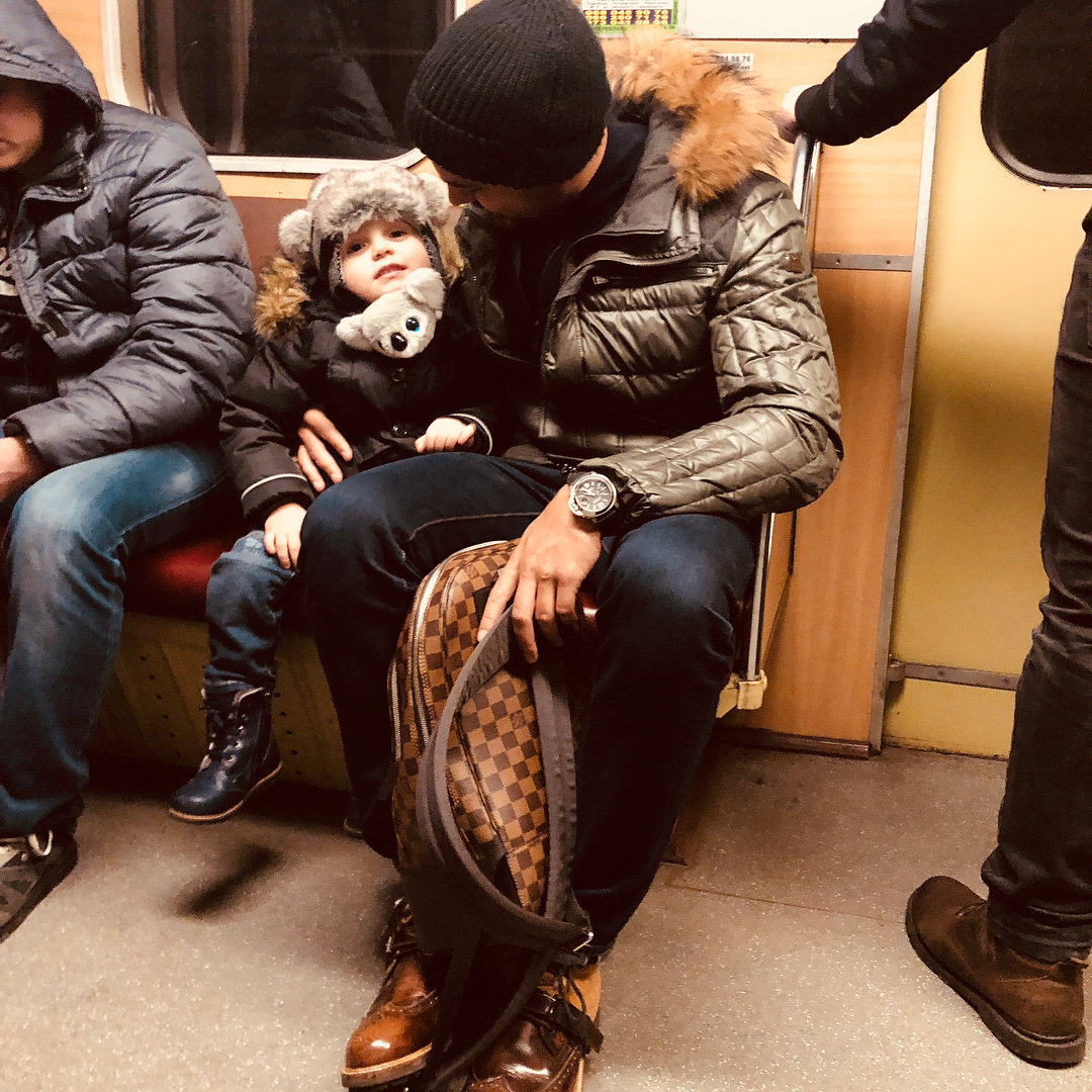 &quot;Несподівана зустріч з кумиром&quot;: Слава з &quot;НеАнгелів&quot; з сім'єю проїхалась в київському метро (фото)