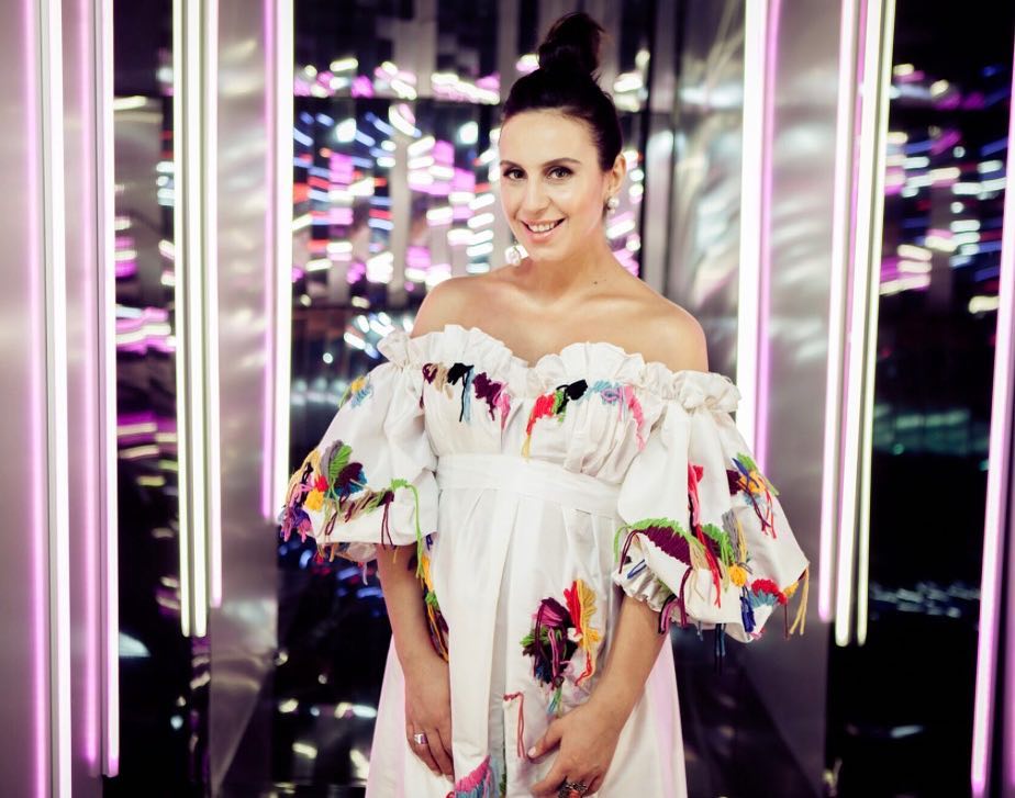 Вагітна Джамала в білому платті