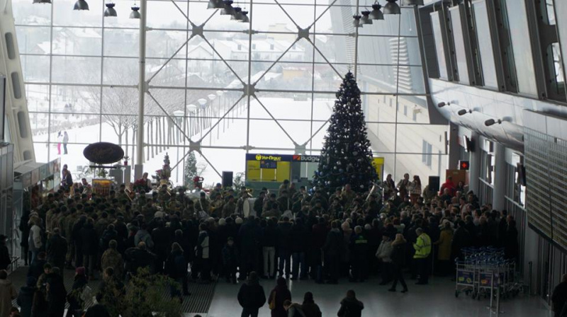 Відвідувачів львівського аеропорту вразив виступ військового оркестру