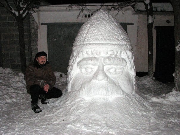 Трохи креативу: жителі Кривого рогу ліплять дивних істот з снігу