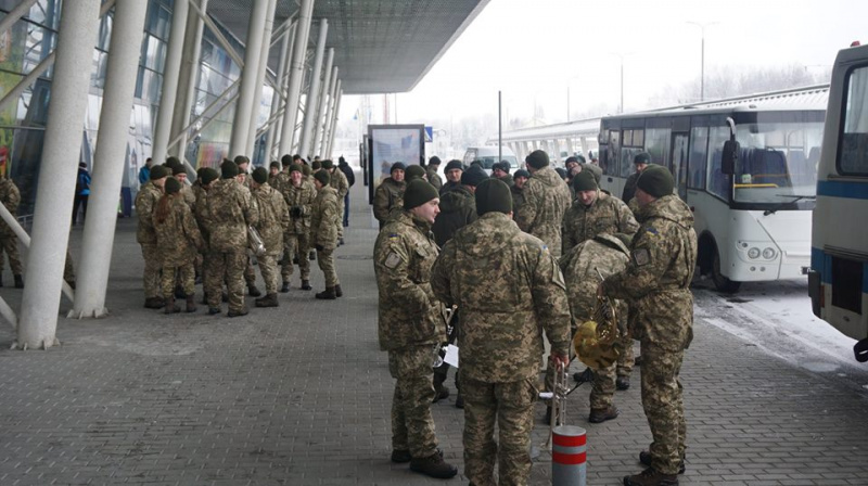 Відвідувачів львівського аеропорту вразив виступ військового оркестру
