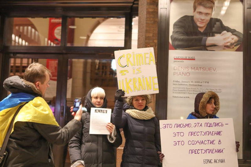Мацуєв і Бутман: у США пройшла акція проти музикантів, які підтримують анексію Криму