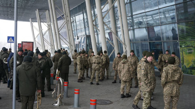 Відвідувачів львівського аеропорту вразив виступ військового оркестру