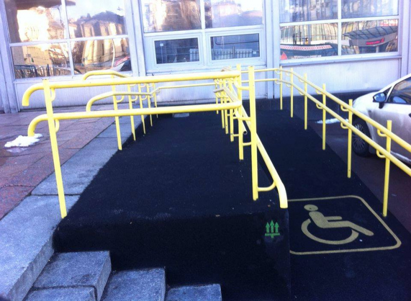 "Хочеться, щоб автор сам скористався": поліція Кропивницького шокувала мережу встановленим пандусом для людей з інвалідністю