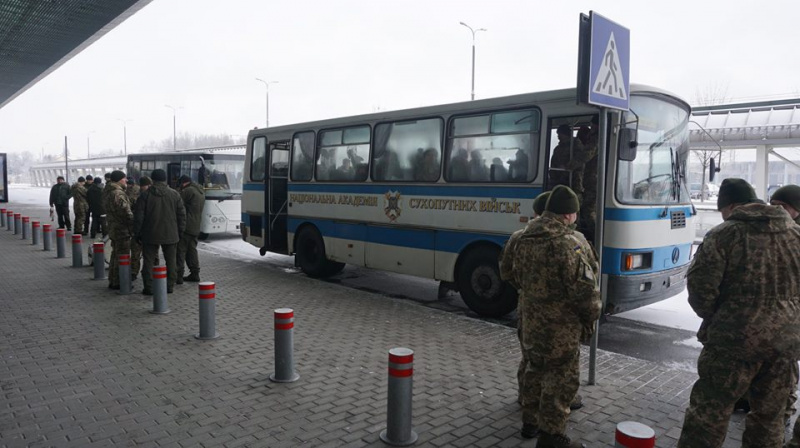 Відвідувачів львівського аеропорту вразив виступ військового оркестру