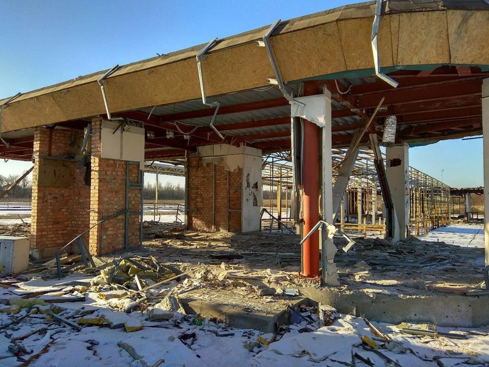 &quot;Обшивку полностью ободрали&quot;: в сети показали, что осталось от автовокзала в Донецке