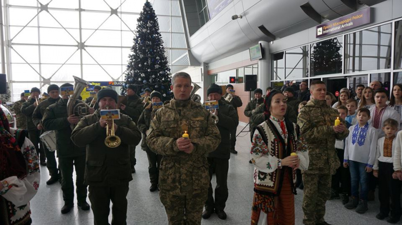 Відвідувачів львівського аеропорту вразив виступ військового оркестру