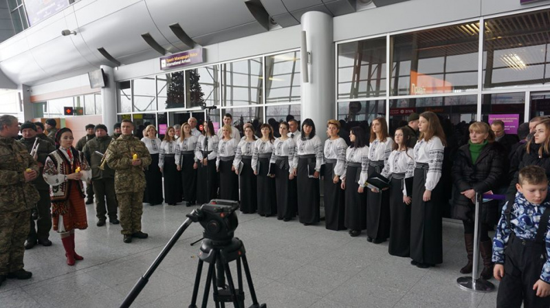 Відвідувачів львівського аеропорту вразив виступ військового оркестру