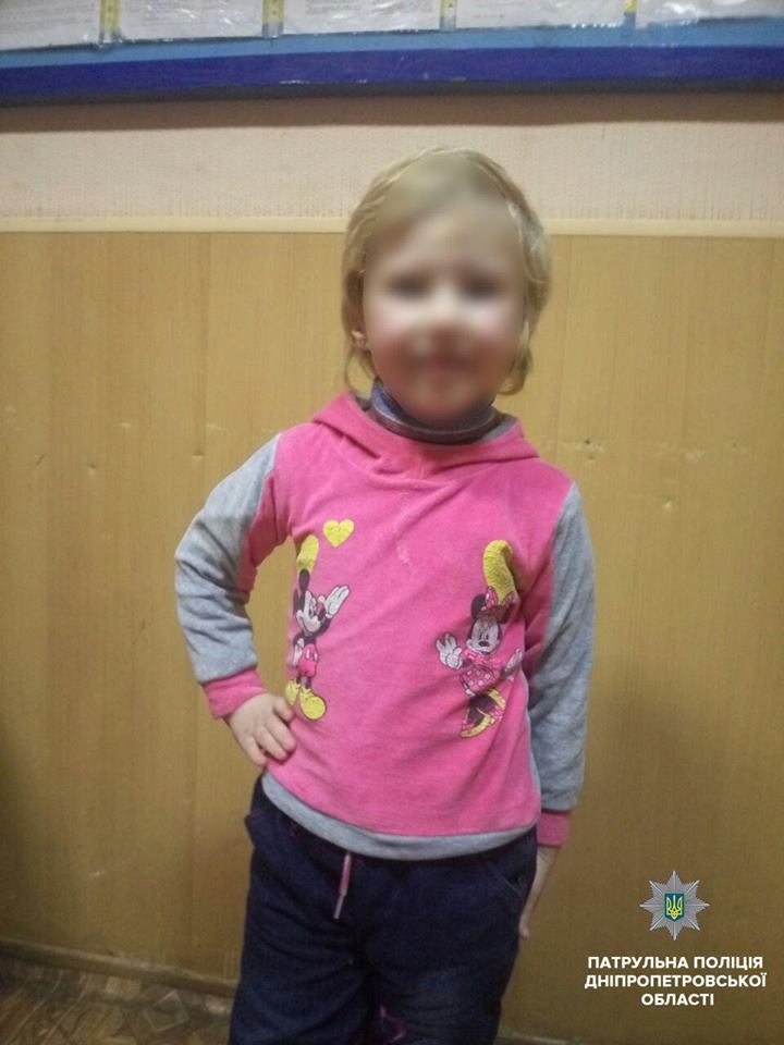 Ледь не замерз у снігу: В Дніпрі горе-батько залишив дитину на морозі