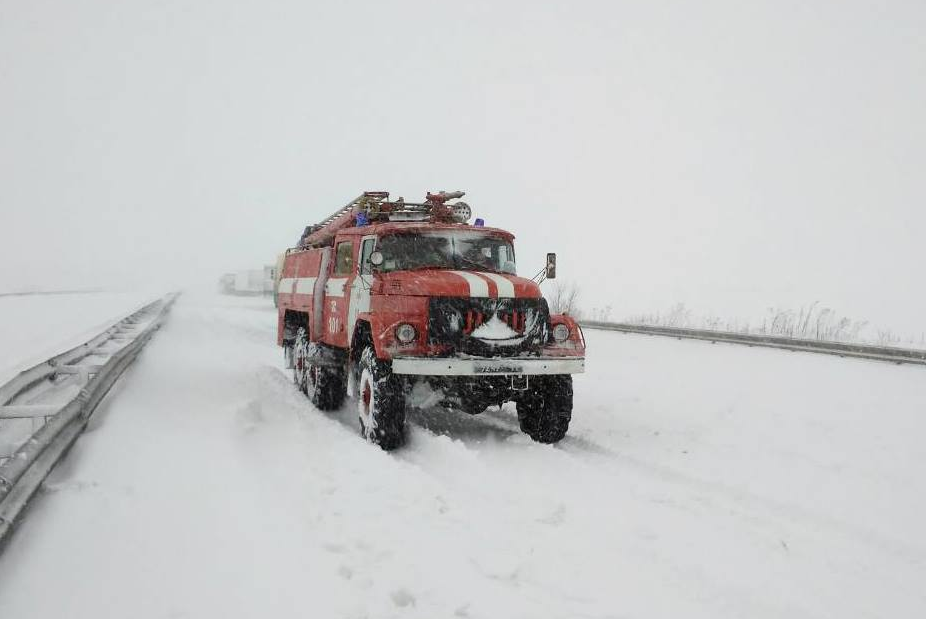 Снігопад в Україні у вражаючих фото і відео з мережі