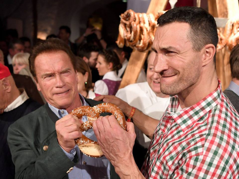 Кличко і Шварценеггер не поділили крендель під час вечірки